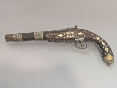 un vieux fusil exposé sur une table