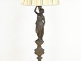 une lampe posée sur une table et munie d'un abat-jour