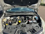 une voiture dont le capot est ouvert