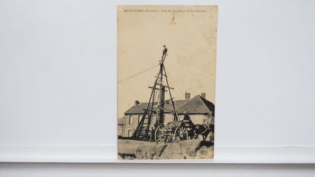 Mérinchal : Fin du montage de la colonne (Monument aux Morts). Ca...