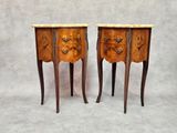 paire de tables de chevet françaises anciennes avec dessus en marbre