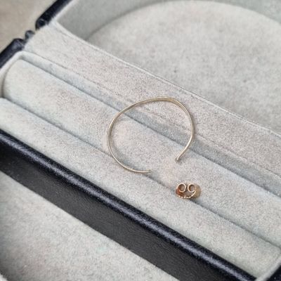 une bague qui se trouve dans une boîte sur laquelle est posée une bague