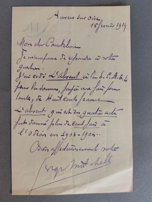 une feuille de papier sur laquelle est écrite une lettre à la main