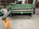 une grande machine qui se trouve dans un entrepôt
