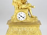 une horloge en or posée sur une table