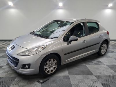 la photo d'une voiture argentée garée dans un garage
