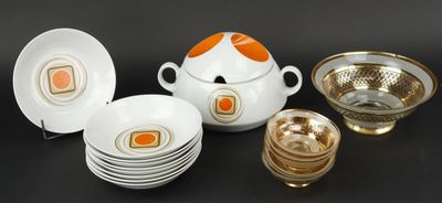 une photo montrant un ensemble d'assiettes et de tasses posées sur une table