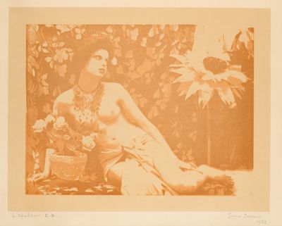 une vieille photo représentant une femme nue assise par terre