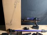 une boîte contenant quelques outils, posée sur une table
