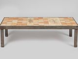 une table basse en bois avec un plateau en carrelage et des pieds en métal
