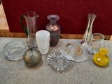 une table sur laquelle se trouvent de nombreux objets en verre