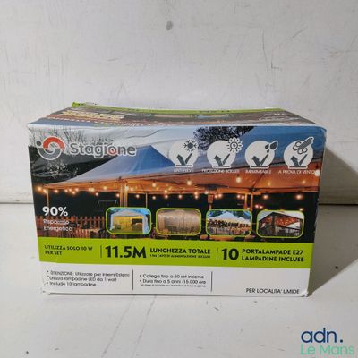 La boîte est ouverte et prête à être utilisée pour les guirlandes de Noël.