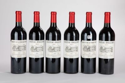 six bouteilles de vin rouge alignées