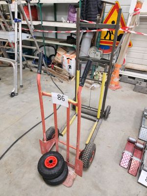 un homme debout sur une charrette dans le garage
