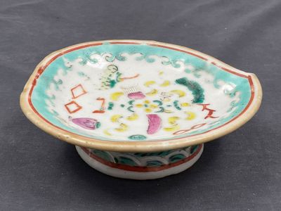 an image of a small bowl sitting on top of a table