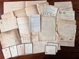 une pile de vieux papiers posée sur une table