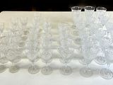 un grand nombre de verres à vin posés sur une table