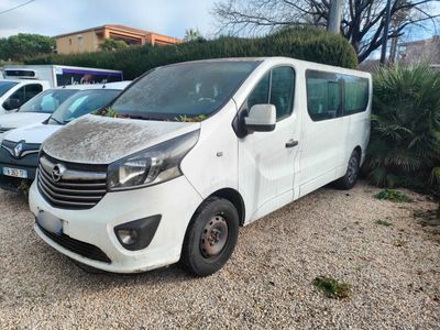 la photo d'une camionnette blanche garée sur un parking