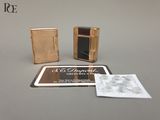 une photo représentant un briquet et un étui à cigarettes posés sur une table