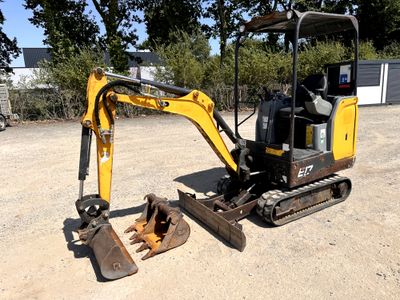 une petite pelleteuse qui se trouve dans la terre