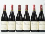 six bouteilles de vin sont alignées dans une rangée