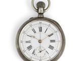 une montre de poche en argent avec des chiffres romains sur le cadran