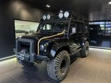 une Land Rover noire garée dans un showroom