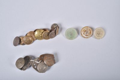 un lot de pièces de monnaie posées sur une table