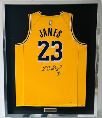 maillot de basket-ball encadré, signé et dédicacé par les Lakers de Los Angeles