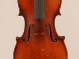 un vieux violon avec un archet accroché à son dos