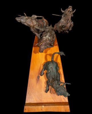 statue représentant un homme à cheval, posée sur une estrade en bois