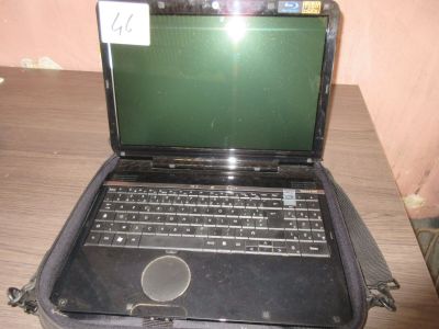 un ordinateur portable posé sur une table