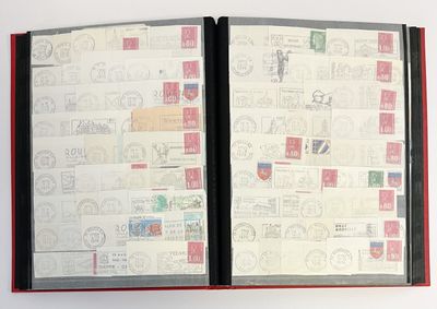 un livre ouvert avec des timbres, posé sur une table