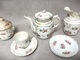 un service à thé et à café en porcelaine composé de quatre pièces, posé sur une table