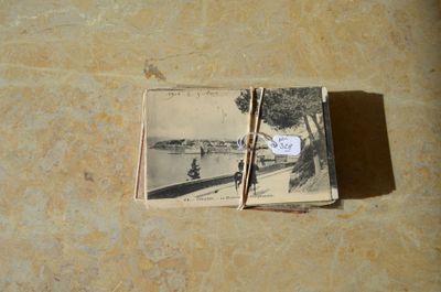 une photo d'un livre sur lequel figure l'image d'un bateau