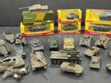 de nombreux véhicules militaires miniatures exposés sur une table