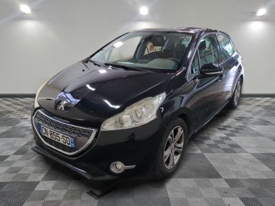 la petite voiture noire est garée dans une grande pièce