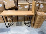 une table posée devant un tas de cartons