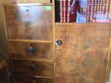 une commode surmontée d'une étagère, dans une pièce