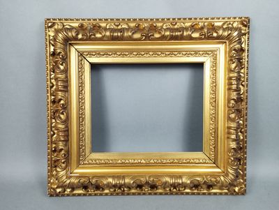 Riche et opulent cadre en bois doré, à profil inversé, à déc…