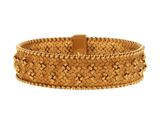 un gros plan d'un bracelet tressé sur fond blanc