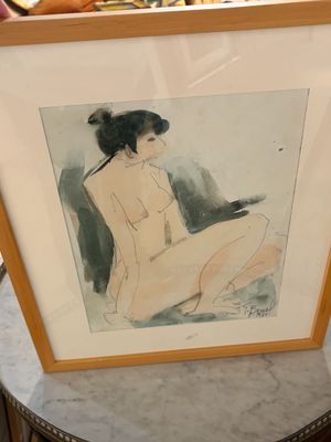 une photo d'une femme nue assise sur une table