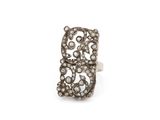 gros plan d'une bague sur fond blanc