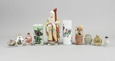 un grand nombre de vases posés sur une table