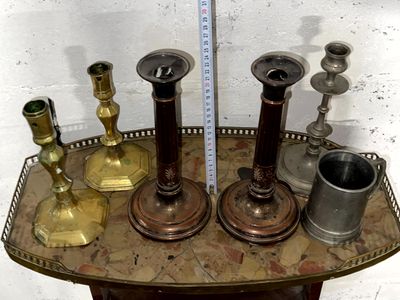 un grand nombre de bougies posées sur une table