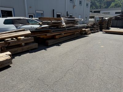 beaucoup de bois par terre devant un immeuble