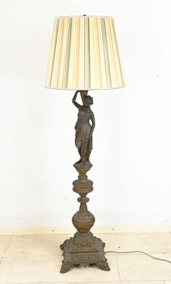 une lampe posée sur une table et munie d'un abat-jour