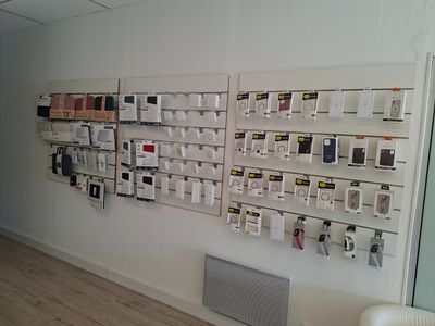 une pièce où sont accrochés au mur tout un tas d'appareils électroniques