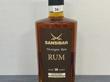 une photo d'une bouteille de rhum posée sur une table