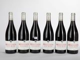 six bouteilles de vin rouge alignées
